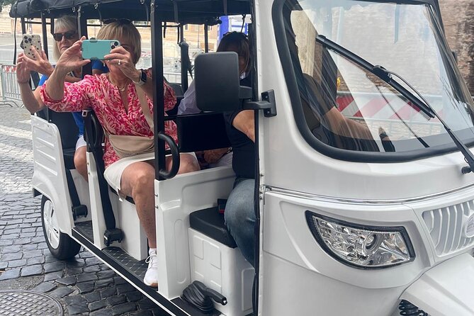 ROME:PERSONALiSED PRIVATE GOLF CART TOUR - Guides can make this tour: who you might meet