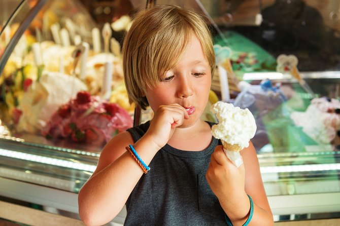 Rome Private Family Walking Tour with Games for Kids - Market smells, pizza time, and a real Roman snack break