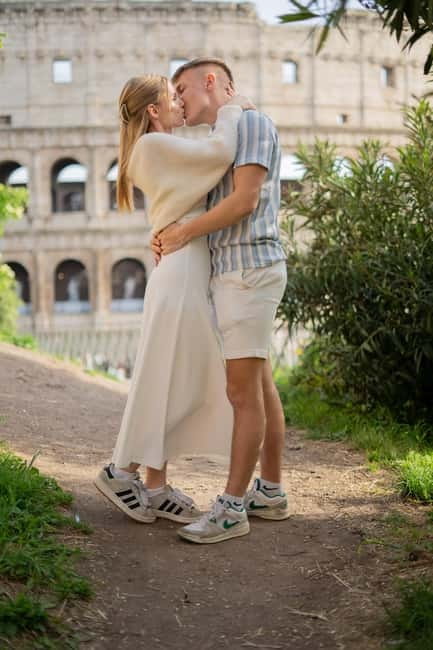 Rome: Private photoshoot at the Trevi Fountain Golden Hour - Small Practicalities: The No-Luggage Rule and Comfort Tips