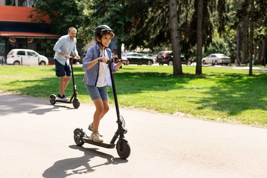 Rome: Rent an E-Scooter - Meeting near Piazza Venezia: fast start, easy orientation
