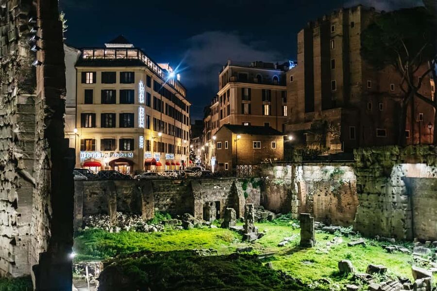 Rome: Small-Group City Highlights Moonlight Walking Tour - Trajan’s Column and the road toward the Colosseum