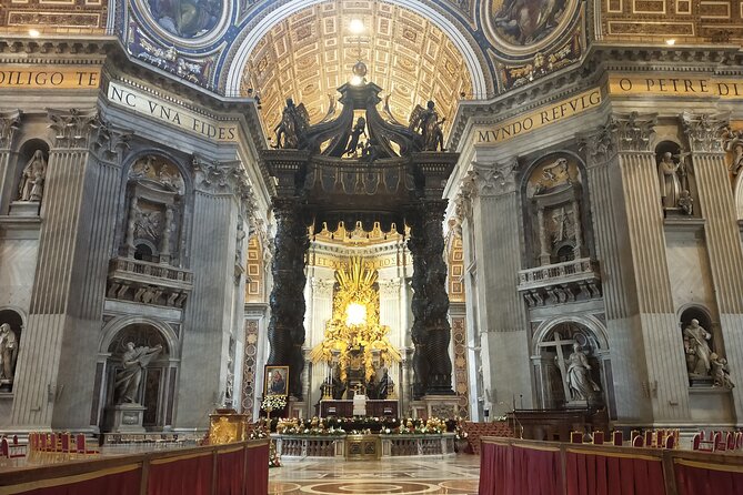 Rome: St. Peter’s Basilica, La Pietà & Papal Tombs Guided Tour - Stop 1: St. Peter’s Square and Bernini’s two special sightlines