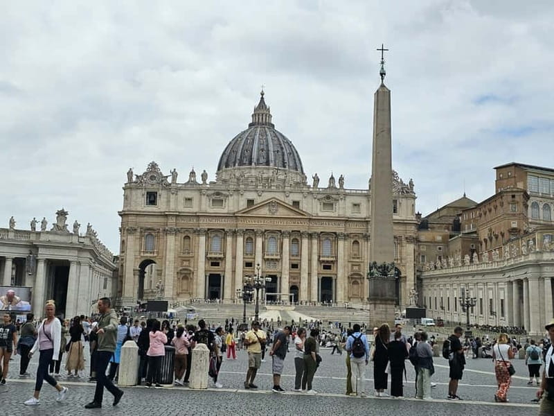 Rome: St. Peter's Basilica & Papal Tombs Tour with Dome - How the guide and headsets keep the experience from turning into chaos