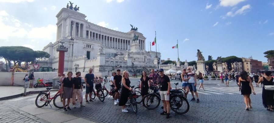 Rome: Standard or E-Bike Highlights Guided Tour - Meeting Point by Piazza Venezia: Getting Started Without Stress