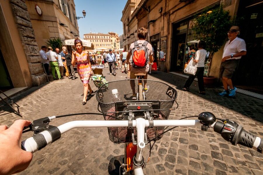 Rome: Standard or E-Bike Highlights Guided Tour - Temple of Hadrian and the Trevi Fountain Photo Moment