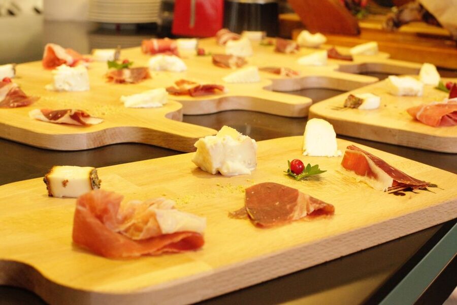 Rome: Trastevere Guided Food and Wine Tour with 20+ Tastings - Price and value: why $146-ish can make sense