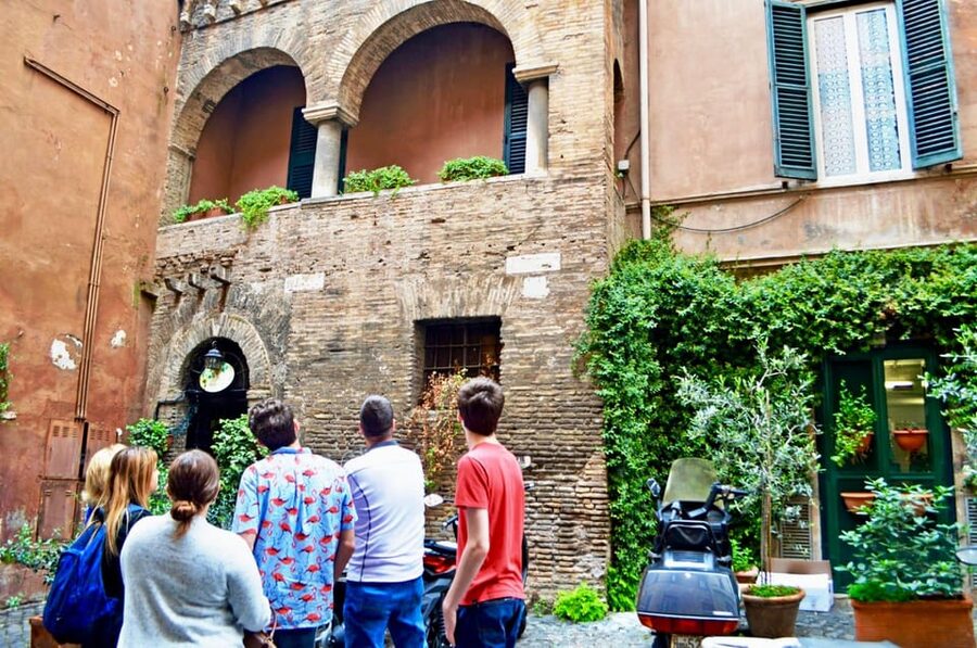 Rome: Trastevere & Tiber Island Street Food Tour at Sunset - Meeting on Tiberine Island: your first landmark hit