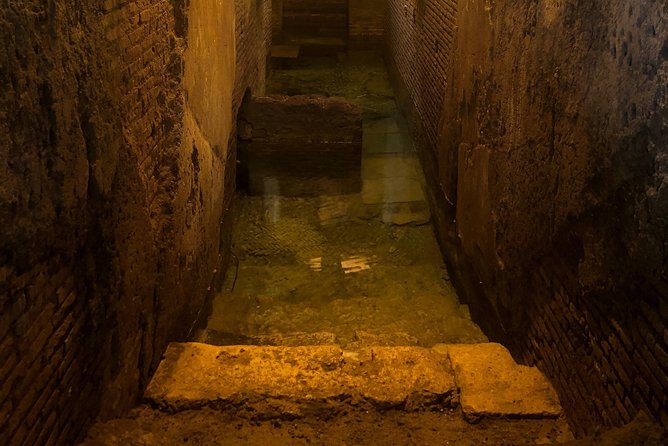 Rome: Trevi Fountain District and Underground Domus Guided Tour - What You See Underground: Roman Villa Layers and Real Finds