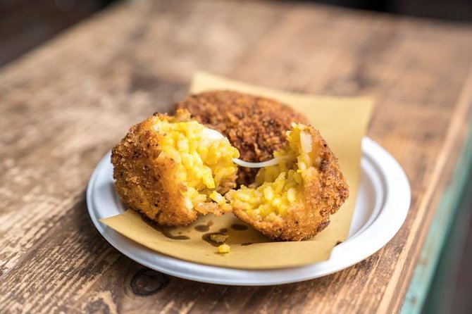 Rome: Ultimate Street Food Tour in the Old Town by Do Eat Better - How the guide shapes the experience (and what to do if you want to hear clearly)