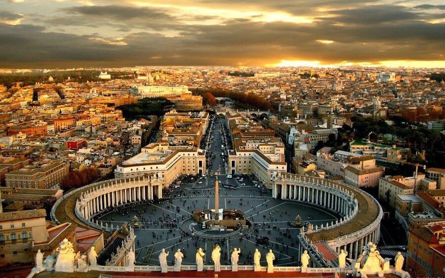 Rome: Vatican Museums & Sistine Chapel Fun Tour with Entry - Meeting Mike at the coffee bar: a calmer start than the usual line chaos
