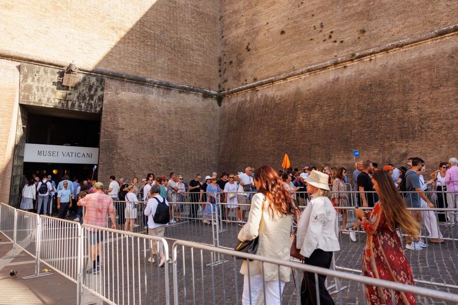 Rome: Vatican Museums & Sistine Chapel Fun Tour with Entry - The Sistine Chapel build-up: why the outdoor panels help