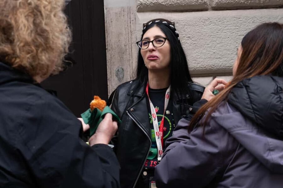Rome: Vegan Street Food Tour with Local Guide - Jewish Ghetto stop: why carciofo alla giudia feels like a real experience