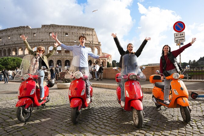 Rome: Vespa Tour with Photographer and Tiramisu treat - Start Point at Via del Colosseo, End at Piazza Navona
