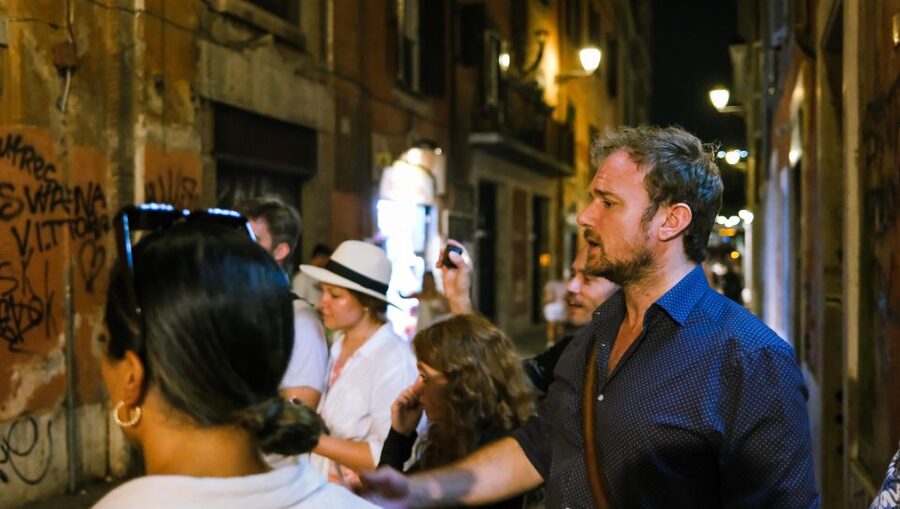 Secrets of Rome: Historical True Crime Small Group Tour - Why the Guides’ Storytelling Style Makes It Work