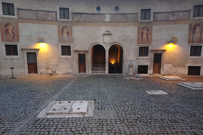 Skip-the-lines Castel Sant'Angelo and Pope Paul III Apartments Tour - Secret routes and tense stories: prisons, trap doors, and escape passages