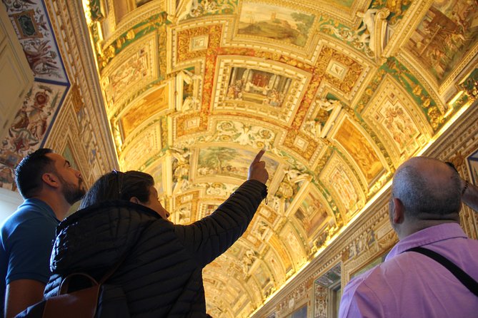 Spanish Small Group Tour of the Vatican Museums, Sistine Chapel & St. Peter's - Logistics to Know: Tickets, Umbrellas, and the Photo-Free Sistine