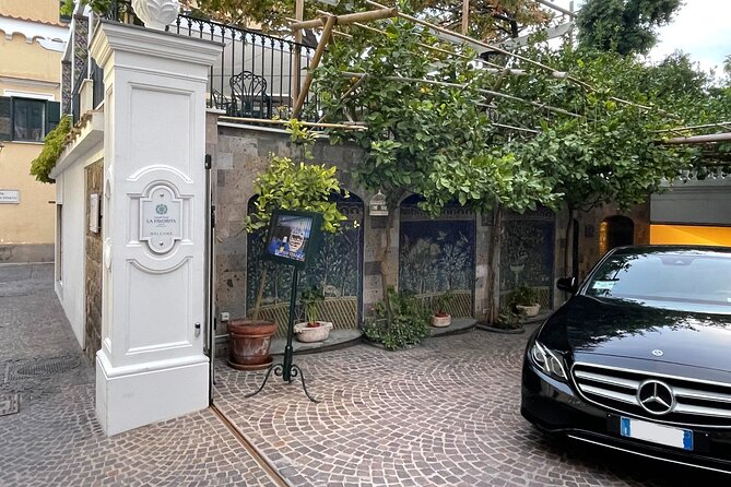 Transfer Rome to Airport or Airport to Rome Fiumicino/Ciampino - Black Mercedes vans and luxury cars: what the ride feels like