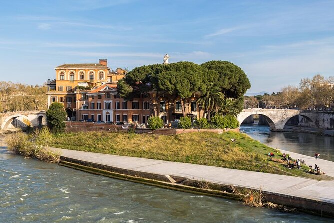 Trastevere and Rome's Jewish Ghetto Half-Day Walking Tour - Largo di Torre Argentina: the start point with instant gravity