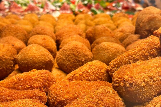 Trastevere Rome Street Food Tour, Small Group - Stop 2 in Vicolo Dell’Atleta: cookies, a classic factory feel, and dessert momentum