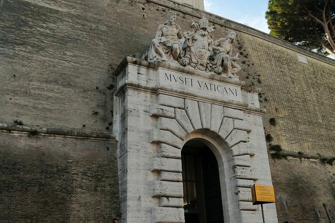 Vatican museum's & Sistine Chapel Reserved Entrance - The crowd reality: packed rooms and what to do about it