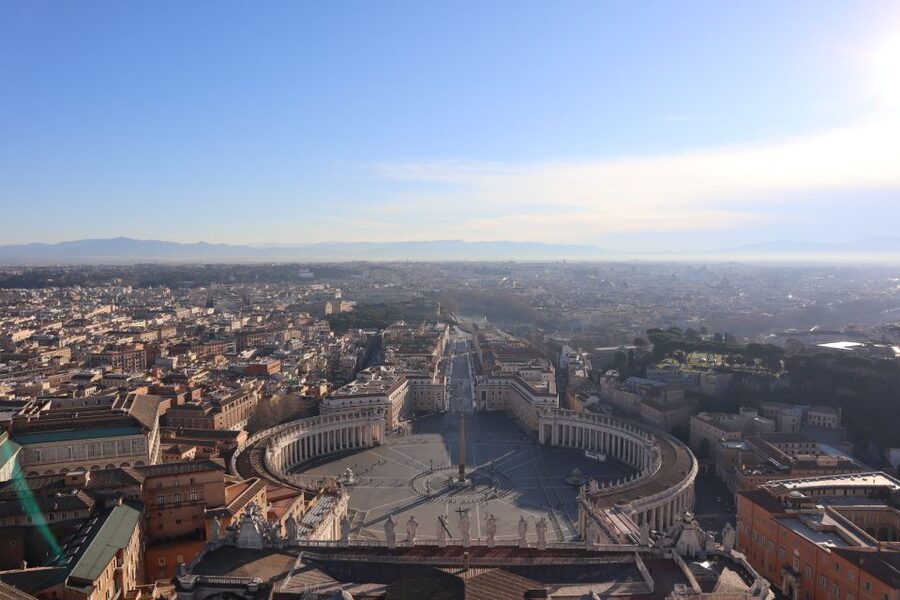 Vatican: St.Peter's Basilica & Dome - Reserved Entry & Tour - St. Peter’s Square atmosphere: before the crowd tide hits