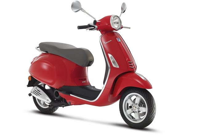 Vespa Primavera 125 cc Rental at Rome 24 ore - The Check-In: Helmets, Anti-Theft Gear, and a Real Riding Test