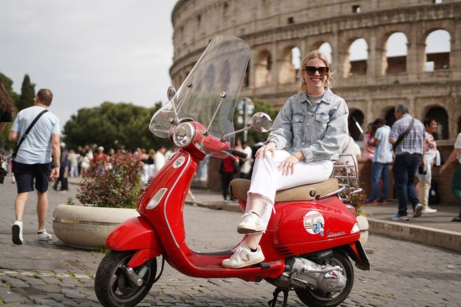 Vespa Scooter Tour in Rome with RomeIsMyLove Pro Photo Team - Meeting at Via del Colosseo and the quick photo kickoff