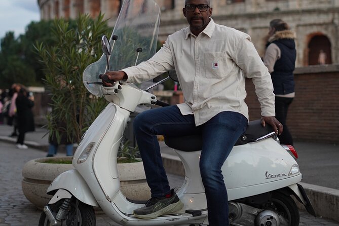 Vespa Tour in Rome with professional photographer - Piazza Navona and tiramisu: the easy win