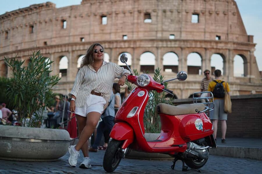 Vespa - Wine and Photography service in Rome - From Via del Colosseo to the Colosseum photo stop